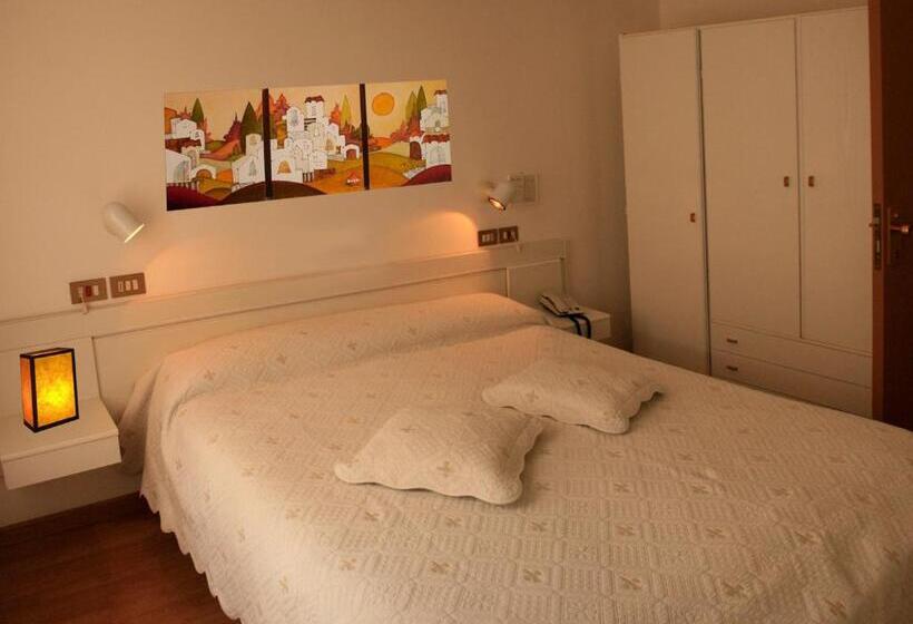 标准单人间, Aggravi