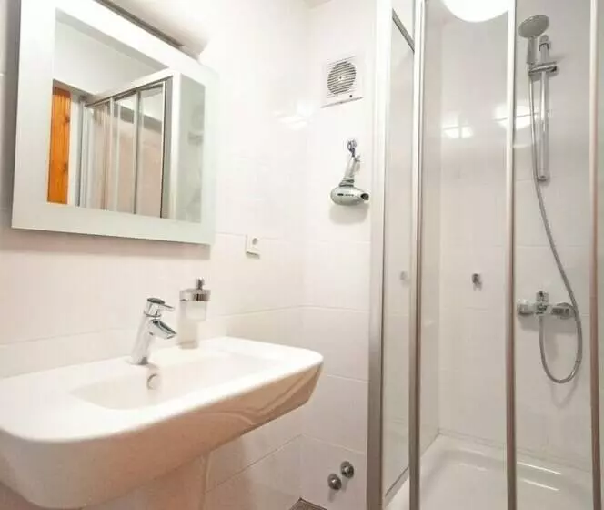 اتاق استاندارد سه نفره, Aika Hotel Alaybey