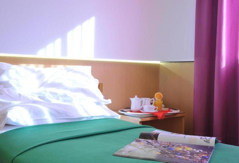 חדר משפחתי, Ariane