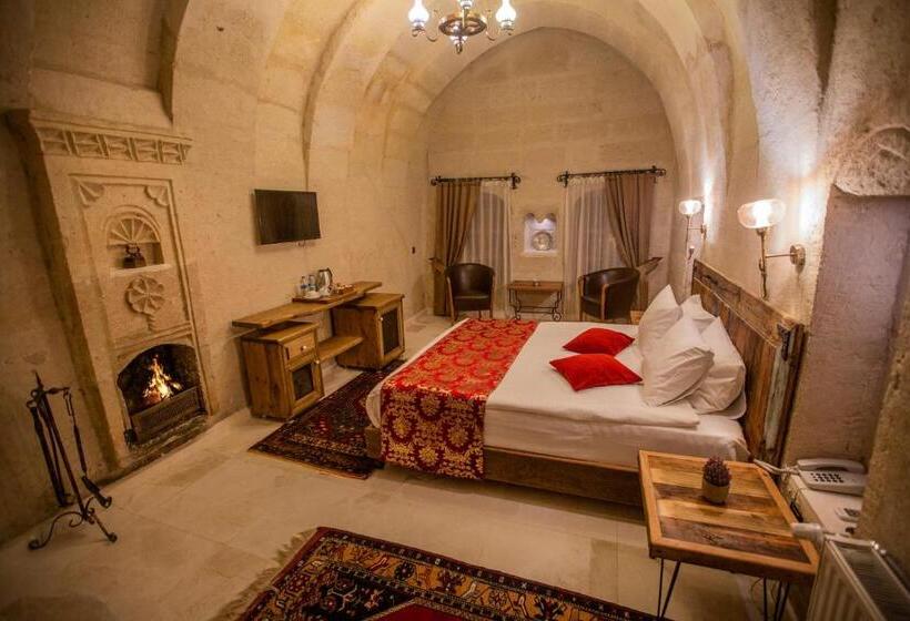 سوییت جونیور, Divan Cave House