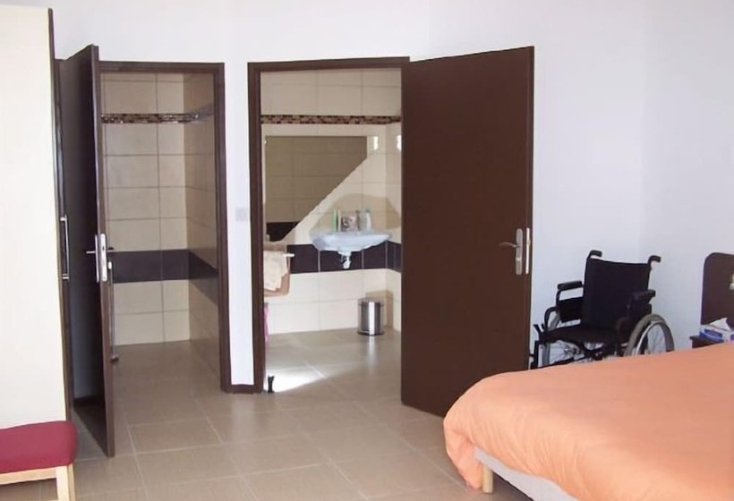 غرفة قياسية ثلاثية, Hôtel Le Richevaux