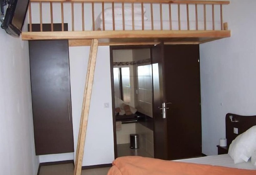 غرفة قياسية ثلاثية, Hôtel Le Richevaux