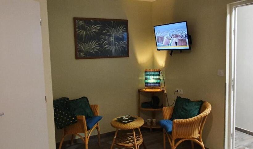 Номер Deluxe, Hôtel Restaurant Du Commerce