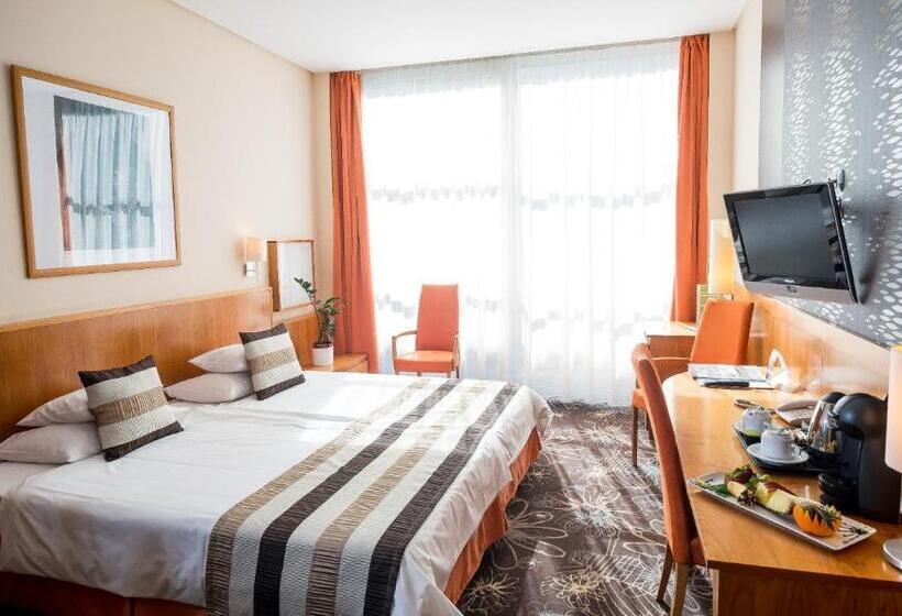 غرفة سوبيريور, Lycium Debrecen