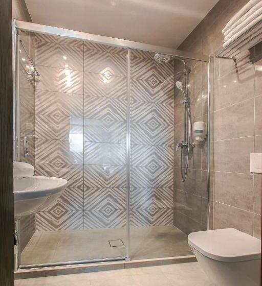 חדר סטנדרט לשלושה, Pod Lipami