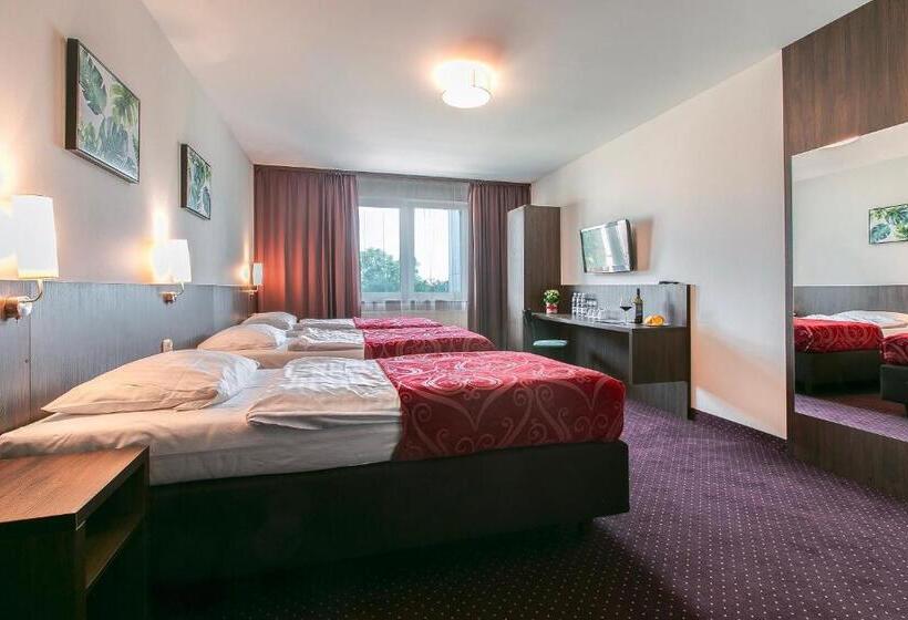 חדר סטנדרט לשלושה, Pod Lipami