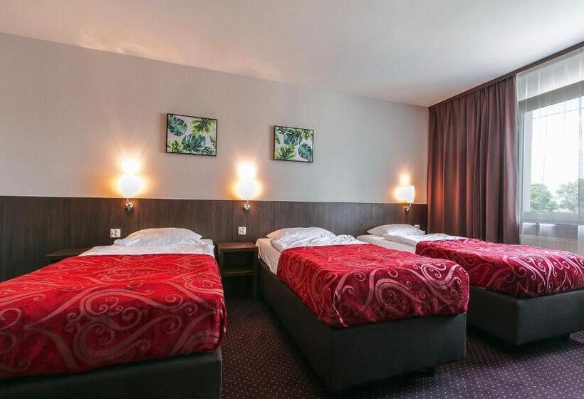 חדר סטנדרט לשלושה, Pod Lipami