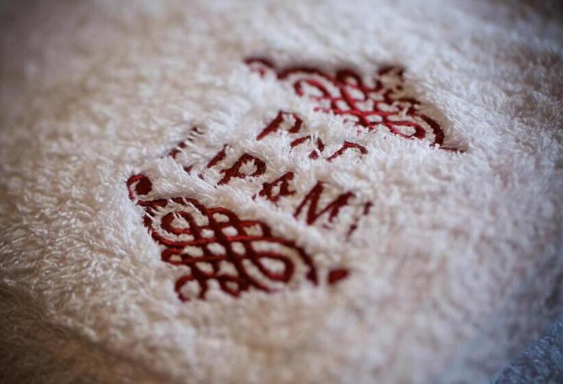 חדר דלוקס, Pod Lipami