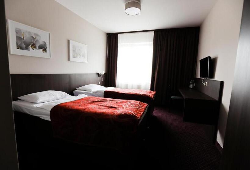 חדר סופריור, Pod Lipami