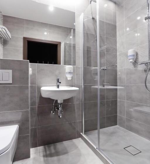 חדר סופריור, Pod Lipami