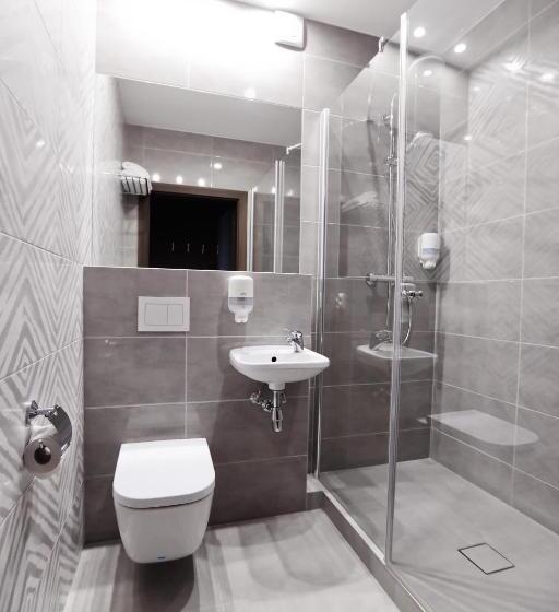 חדר דלוקס, Pod Lipami