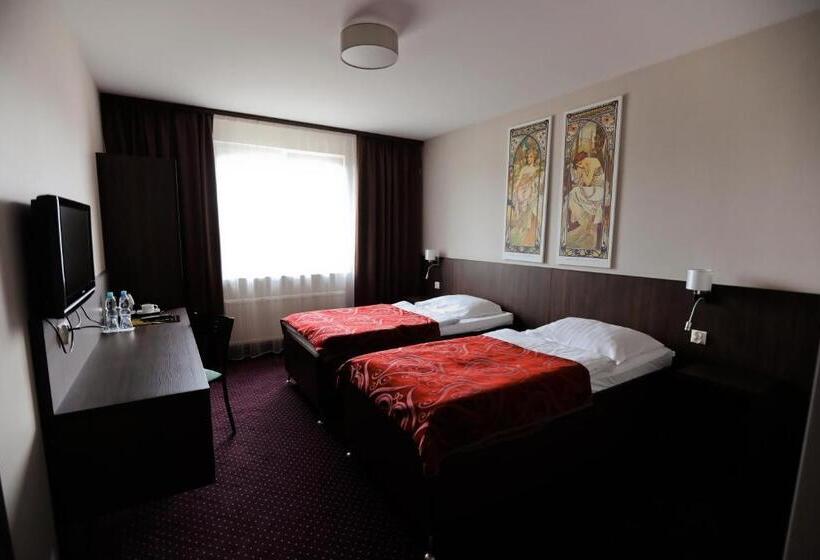 חדר דלוקס, Pod Lipami