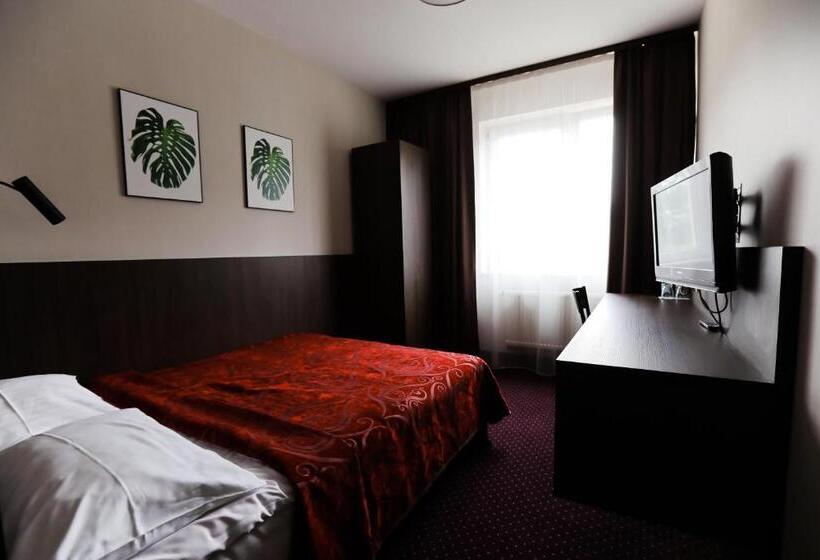 חדר סופריור, Pod Lipami