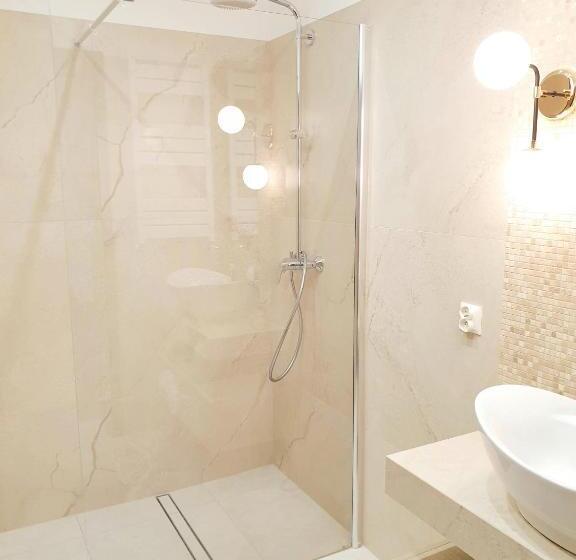 דירת חדר סופריור, Pod Lipami