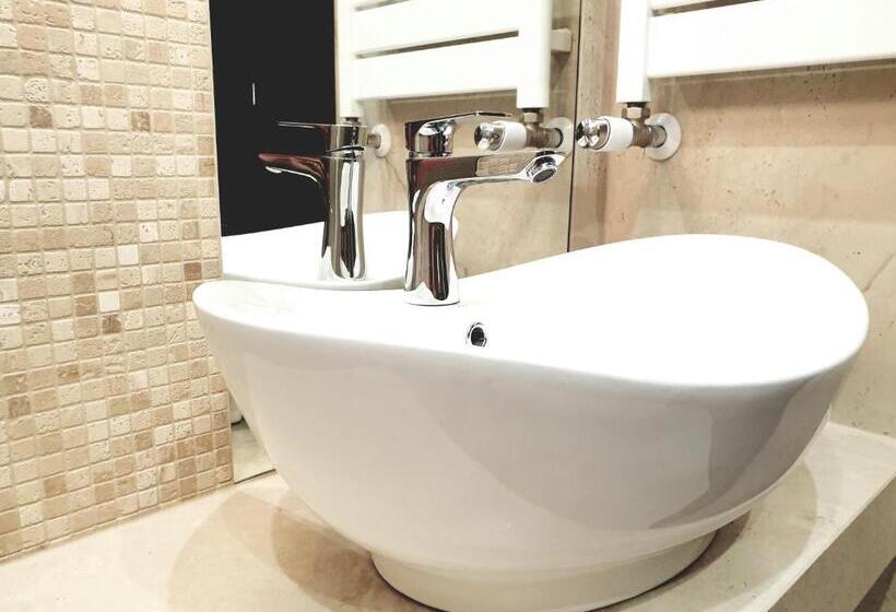 דירת חדר סופריור, Pod Lipami