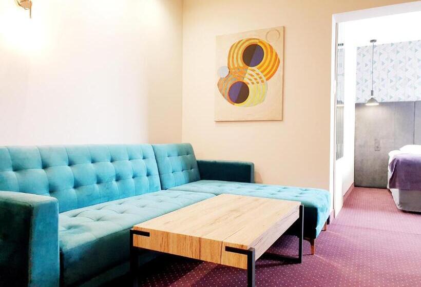 דירת חדר סופריור, Pod Lipami