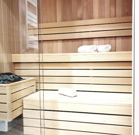 דירת חדר סופריור, Pod Lipami