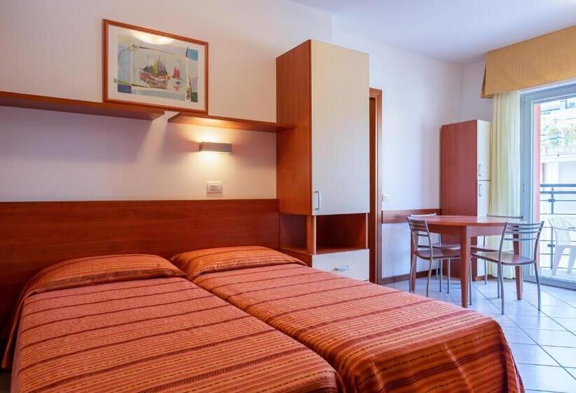 اتاق استاندارد با بالکن, Sheila