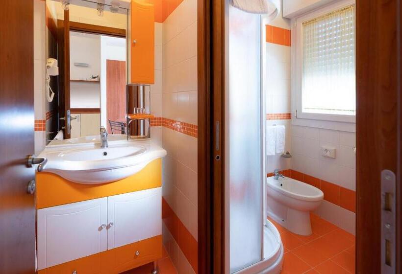 اتاق استاندارد با بالکن, Sheila