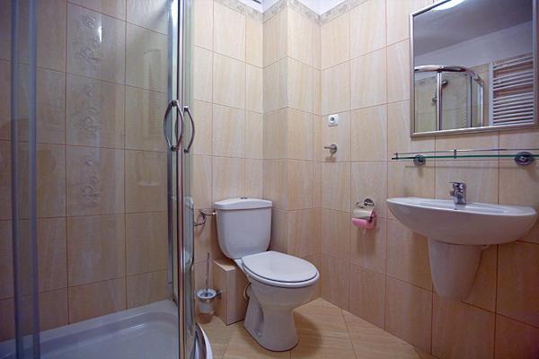 标准单人间, Willa Atena