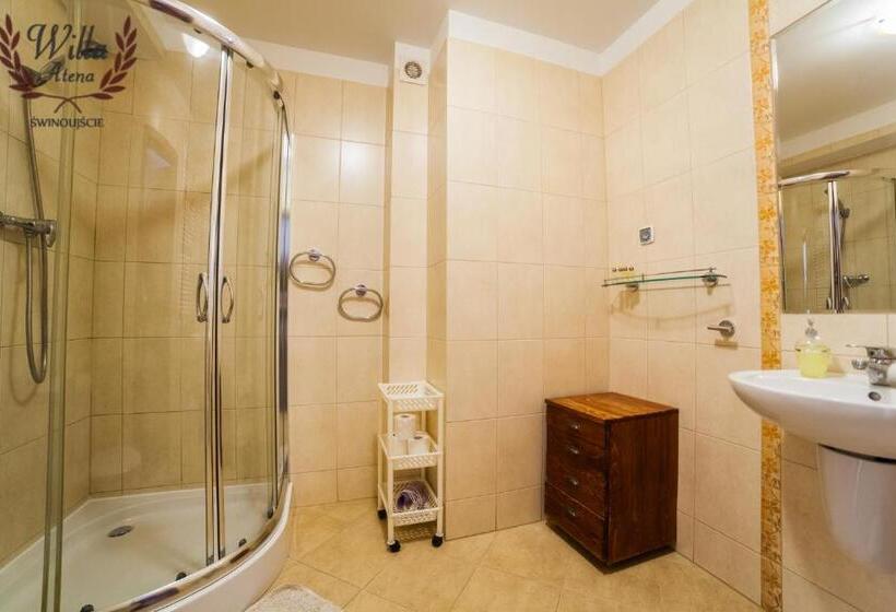 标准三人间, Willa Atena