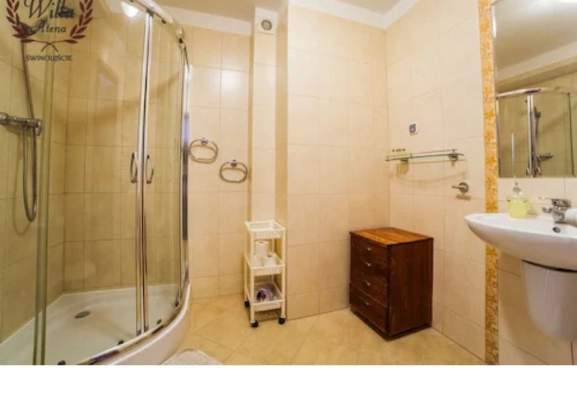 标准三人间, Willa Atena