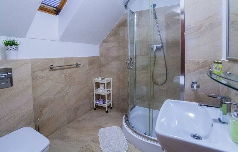 标准三人间, Willa Atena