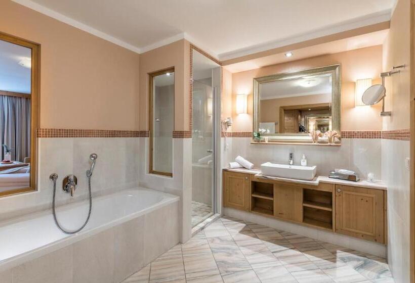 اتاق لوکس با بالکن, Majestic Hotel & Spa Resort