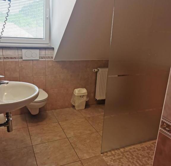 اتاق استاندارد سه نفره, Rooms & Apartments Pr Matjon