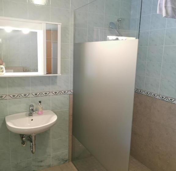 اتاق خانوادگی, Rooms & Apartments Pr Matjon