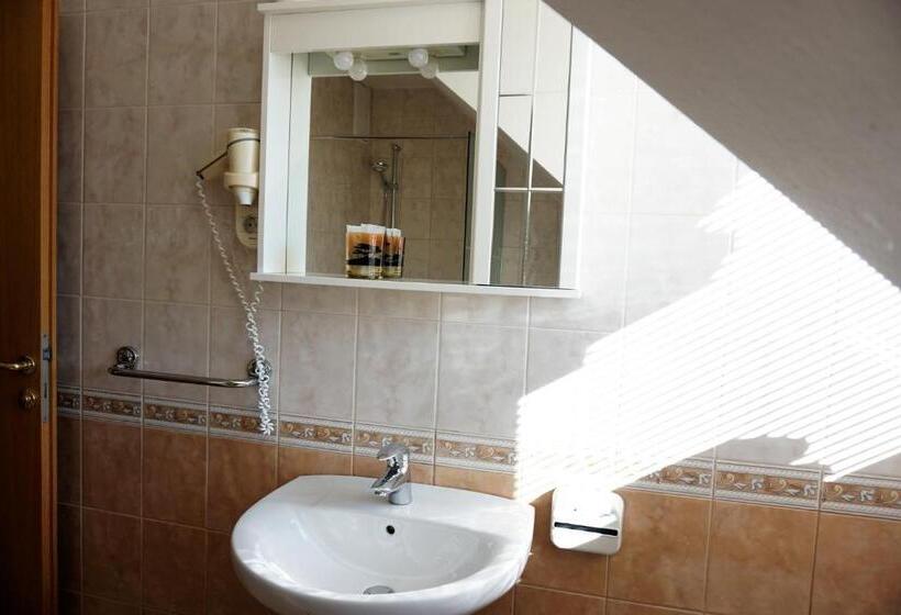 Economy Triple Room, Rooms & Apartments Pr Matjon