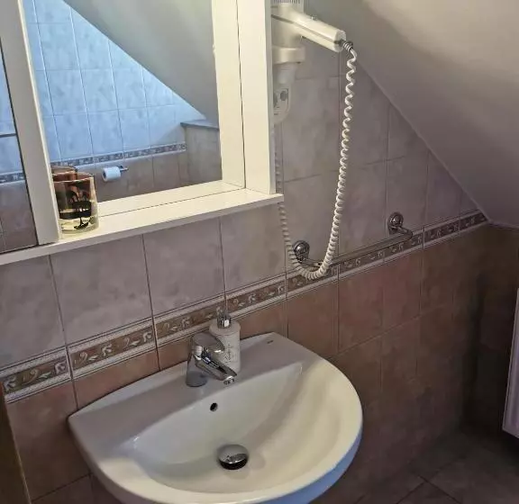 Economy Triple Room, Rooms & Apartments Pr Matjon