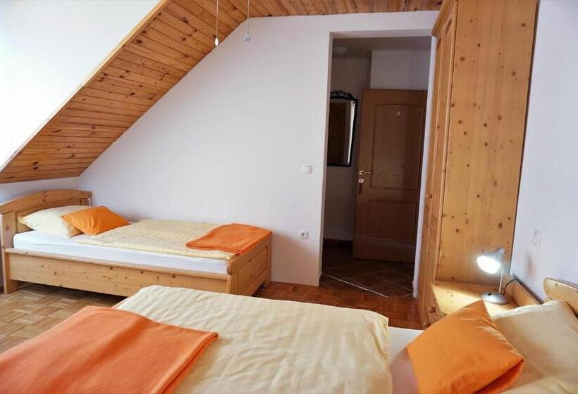 Economy Triple Room, Rooms & Apartments Pr Matjon