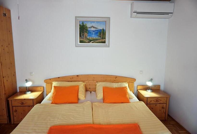 Economy Triple Room, Rooms & Apartments Pr Matjon