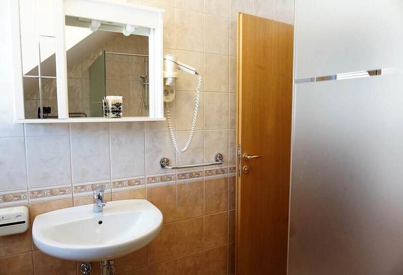 اتاق استاندارد سه نفره, Rooms & Apartments Pr Matjon