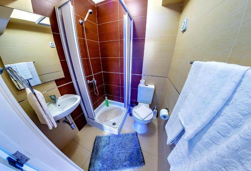 اتاق اکونومی, Apartamentos 7 Saias Centro