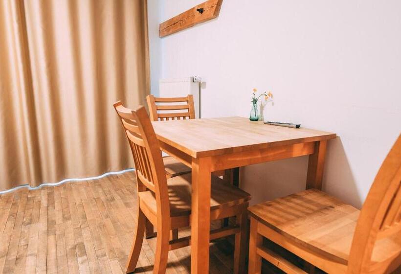이코노미 스튜디오, Gut Hügle Jugendzimmer
