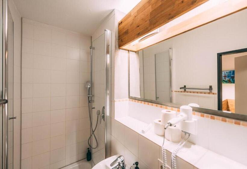 이코노미 스튜디오, Gut Hügle Jugendzimmer