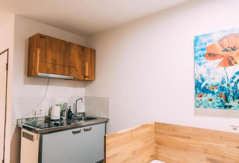 이코노미 스튜디오, Gut Hügle Jugendzimmer