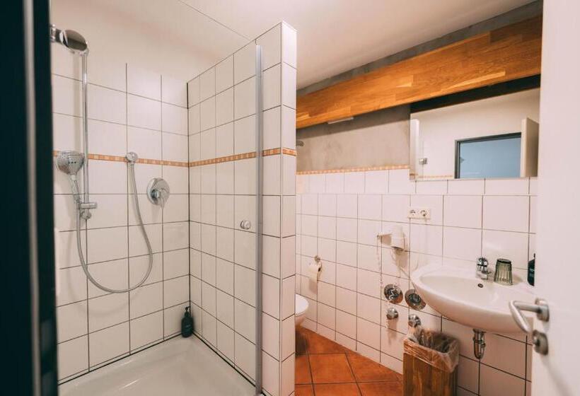 이코노미 스튜디오, Gut Hügle Jugendzimmer