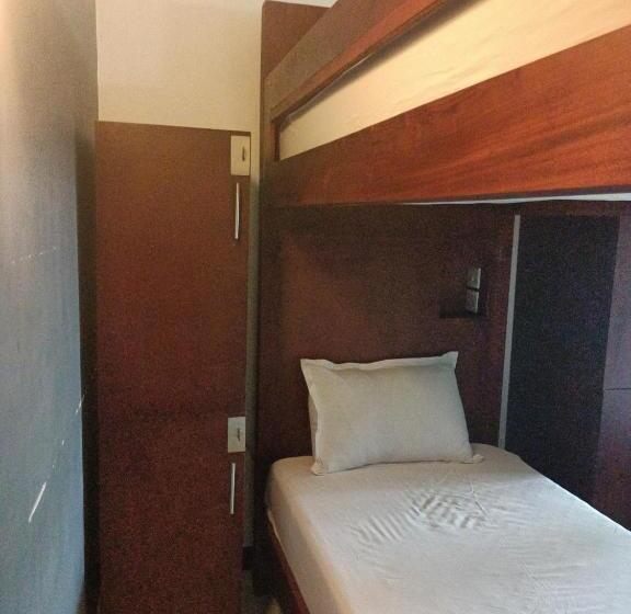 Кровать в Общей Комнате, Andorra Tourist Resort Anuradhapura