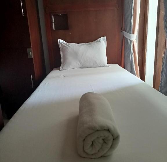 Кровать в Общей Комнате, Andorra Tourist Resort Anuradhapura