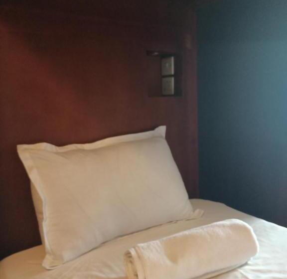 تختخواب در اتاق مشترک, Andorra Tourist Resort Anuradhapura