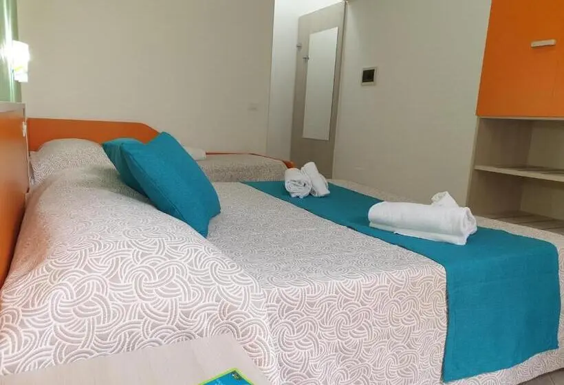 Standard Kolmen Hengen Huone Sisäpuolella, Room And Breakfast Aloe