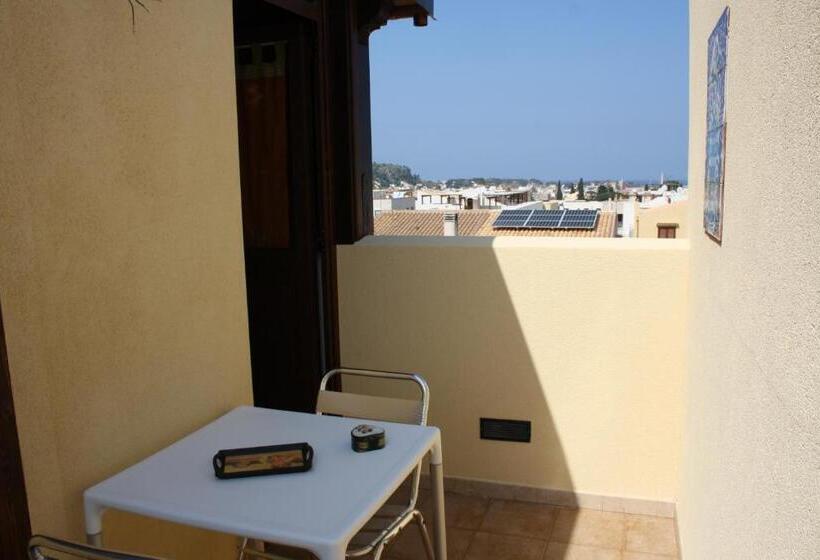 スタンダードスタジオ, Room And Breakfast Aloe