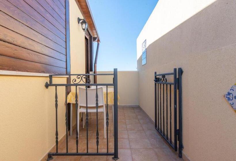 スタンダードスタジオ, Room And Breakfast Aloe