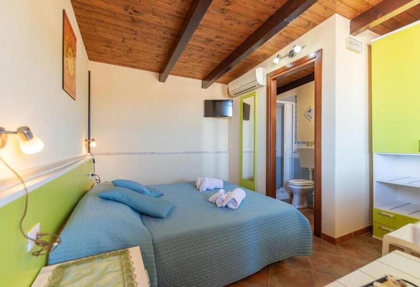 スタンダードスタジオ, Room And Breakfast Aloe