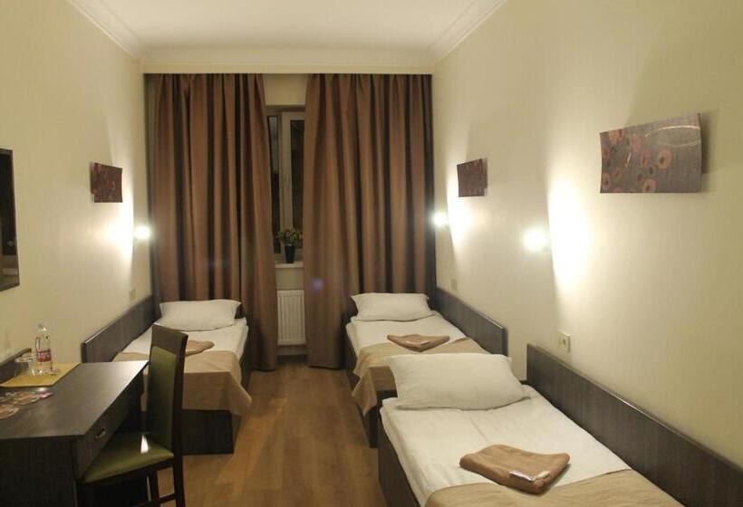 חדר סטנדרט לשלושה עם חדר אמבטיה משוף, Non Stop Economy