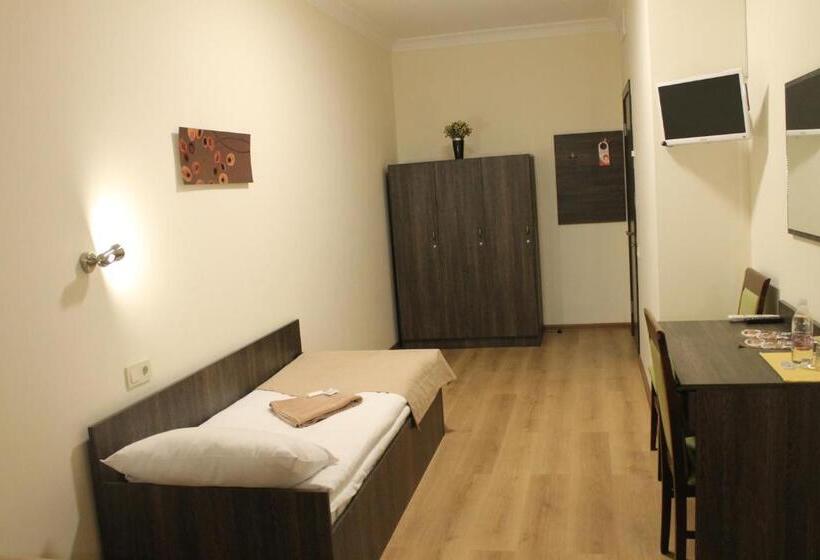 חדר סטנדרט לשלושה עם חדר אמבטיה משוף, Non Stop Economy