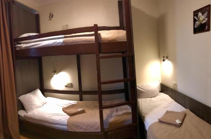 חדר סטנדרט לשלושה עם חדר אמבטיה משוף, Non Stop Economy